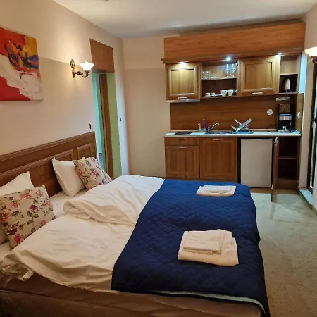 Lucy's Emerald Banszko