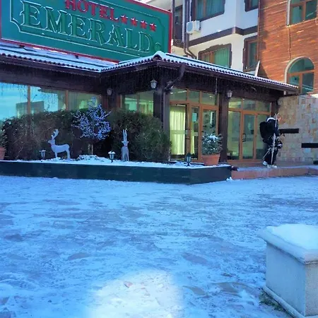 Lucy's Emerald Apartman *