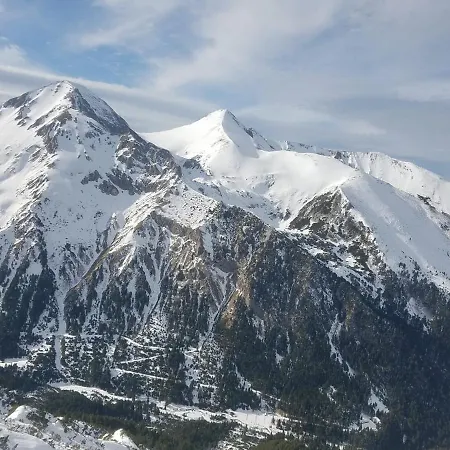 Lucy's Emerald Apartman *