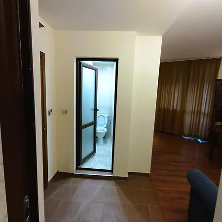 Lucy's Emerald Apartman