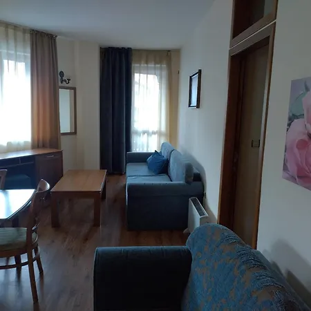 Lucy's Emerald Apartman *