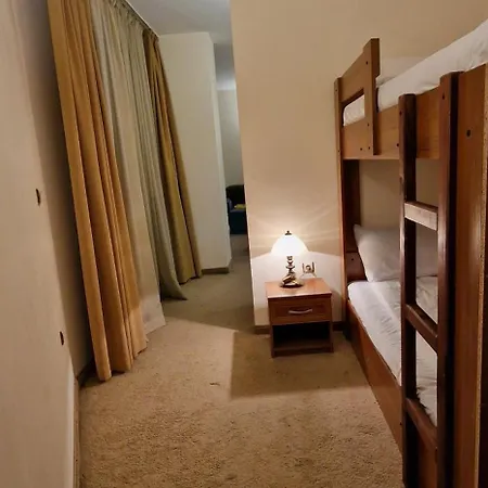 Lucy's Emerald Apartman *