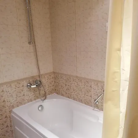 Lucy's Emerald Apartman