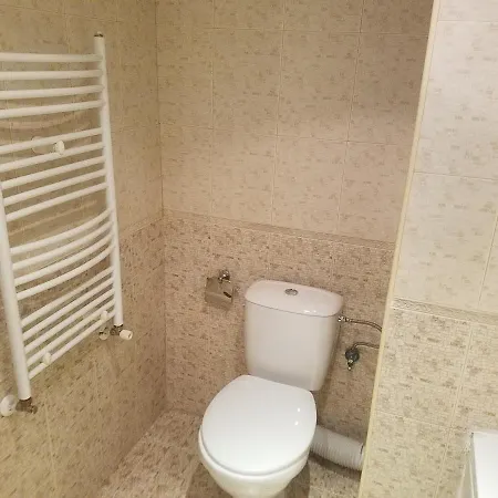 Lucy's Emerald Apartman *