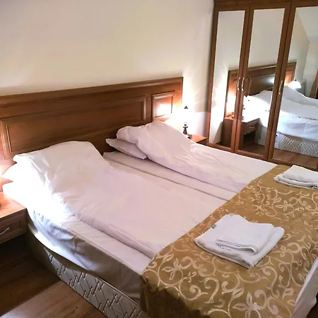 Lucy's Emerald Апартаменты *